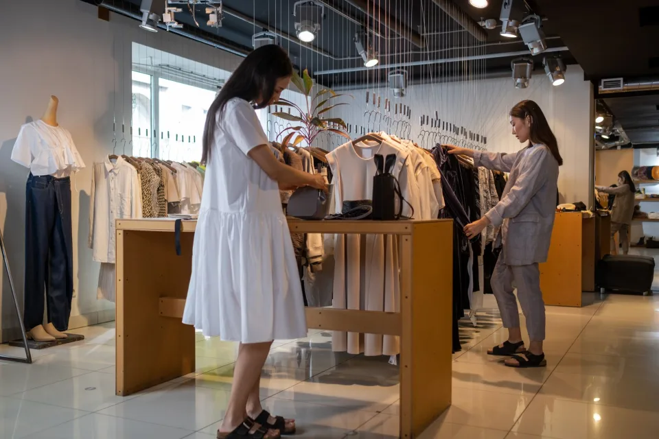 Khách mặc áo sơ mi công sở